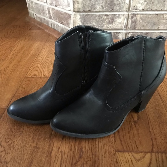 Ladies black booties with heel - Picture 2 of 5